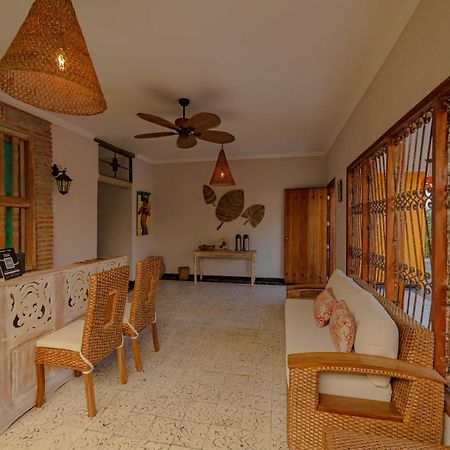 Colonial Beach Airport Hotel Cartagena Exterior photo