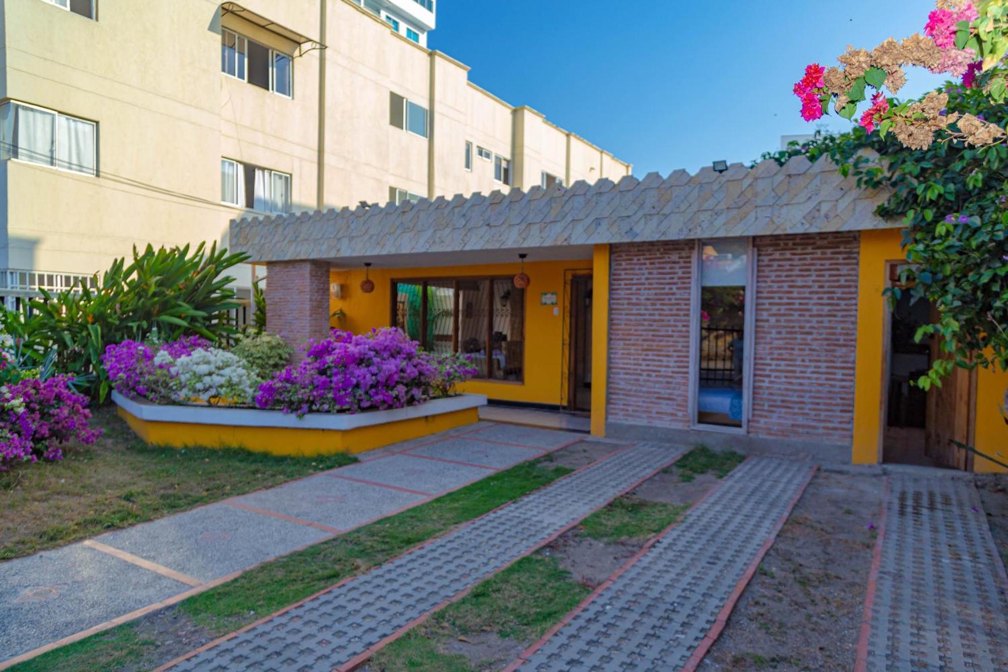 Colonial Beach Airport Hotel Cartagena Exterior photo