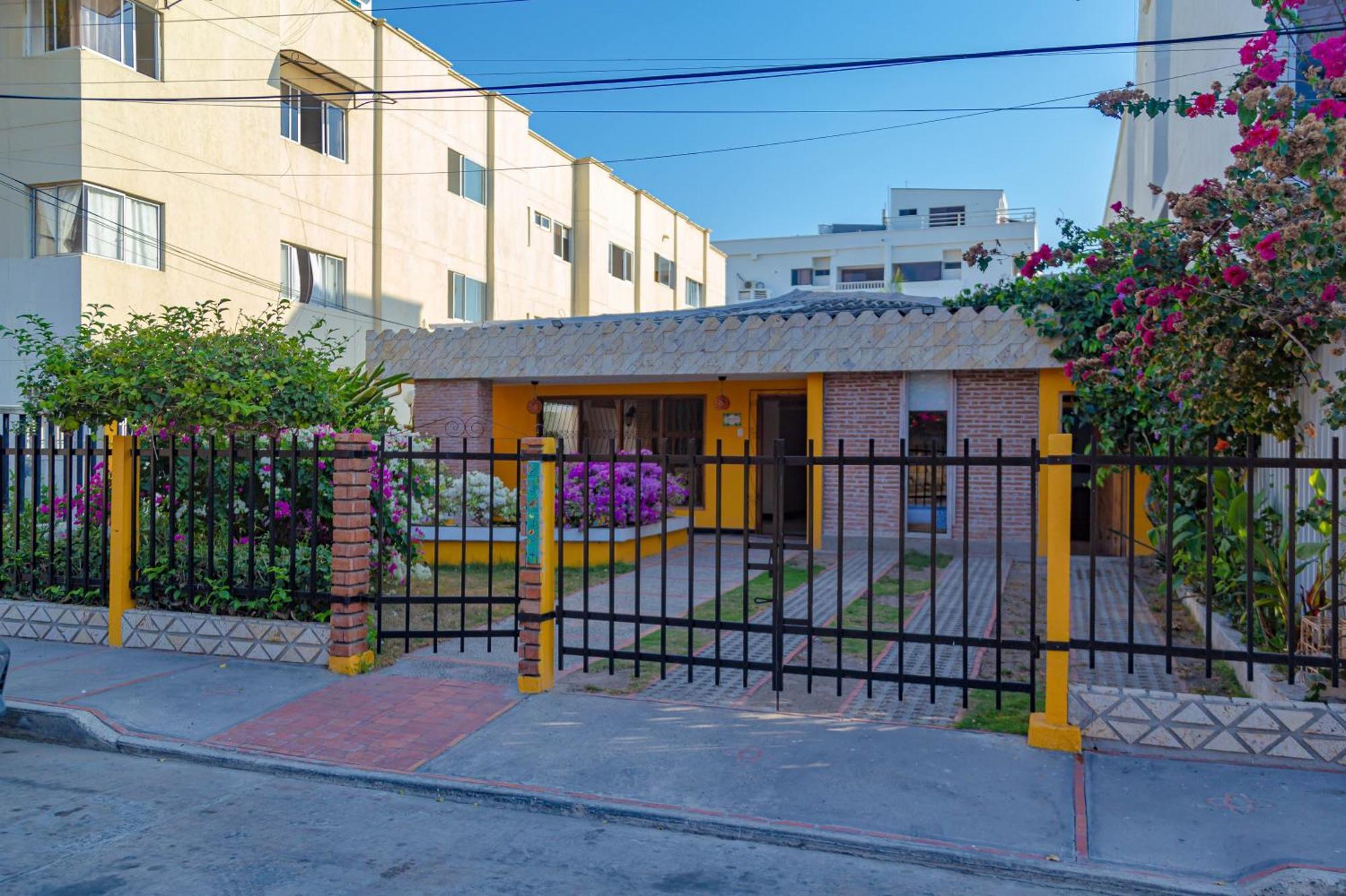 Colonial Beach Airport Hotel Cartagena Exterior photo
