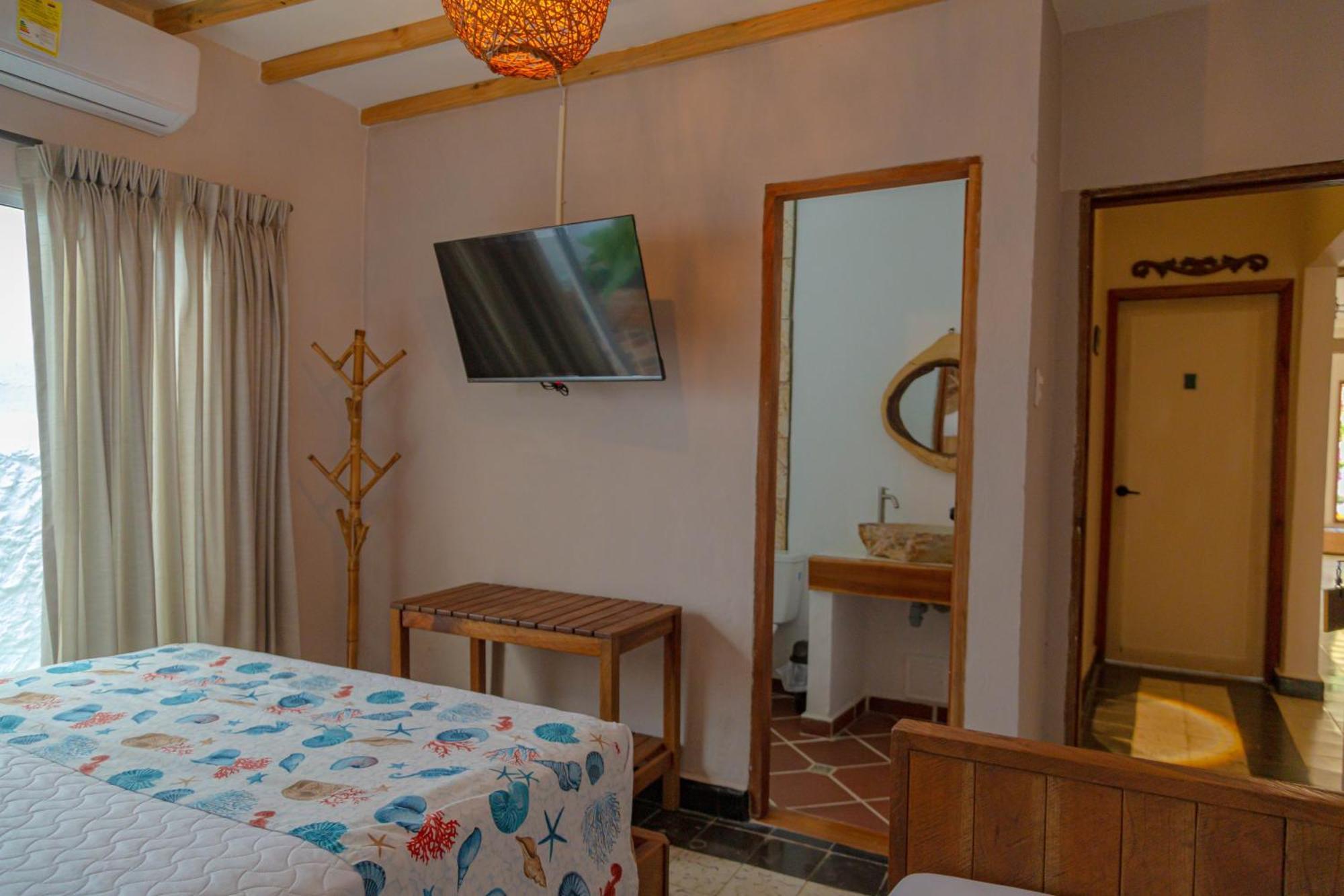 Colonial Beach Airport Hotel Cartagena Exterior photo