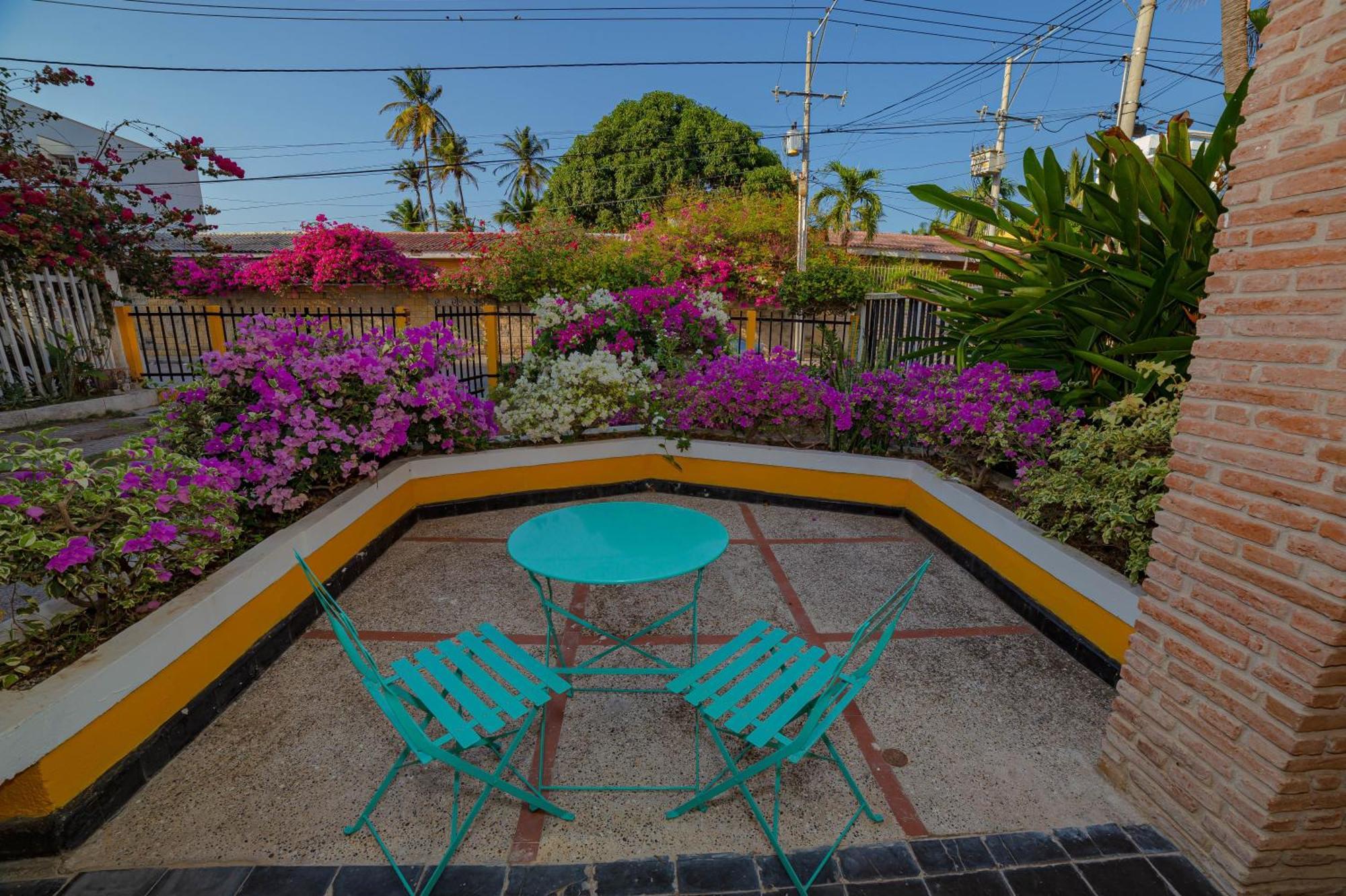 Colonial Beach Airport Hotel Cartagena Exterior photo